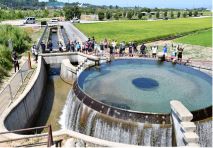 （写真－5 公平に水を分配－日本一美しい東山円筒分水槽（魚津市）－）