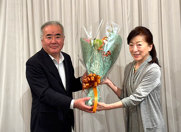 大田会長が旭日中綬章を受章をお祝いして花束贈呈