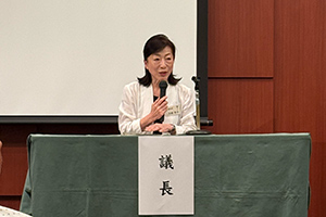 議長の大﨑雅子同窓会副会長