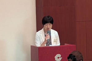 一般会計報告をする高田弘美会計