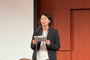 幹事学年代表の伊林真弓氏の挨拶